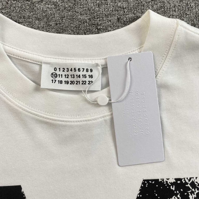 MM6 Maison Margiela Distressed M Logo T-shirt - 9