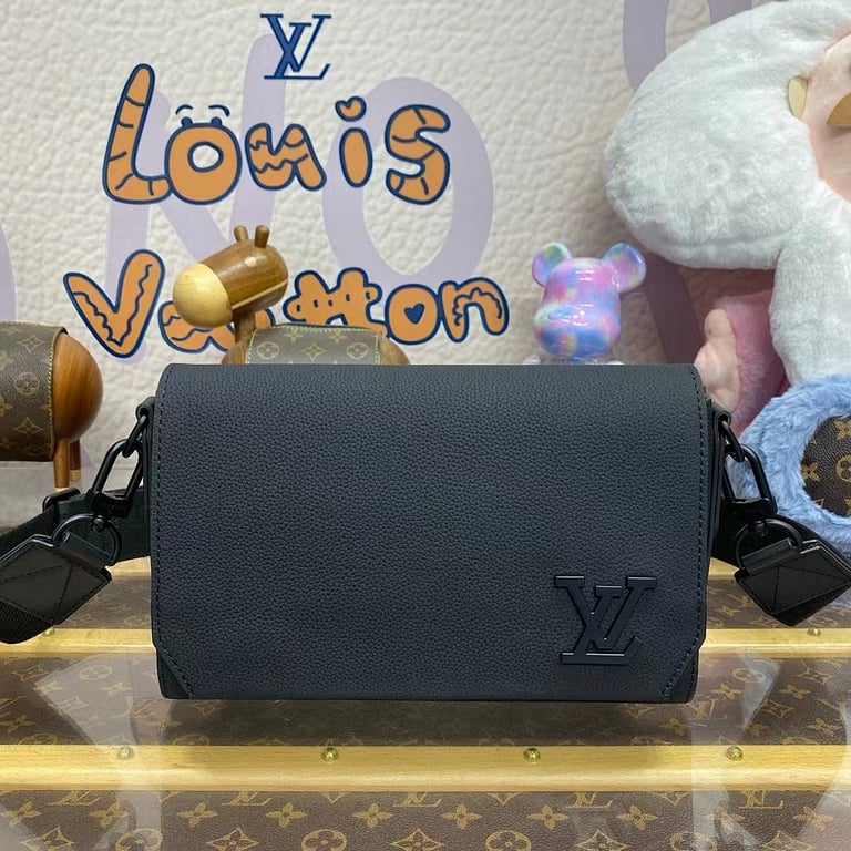 Louis Vuitton Aerogram Takeoff Messenger PM Black M24769 - 2