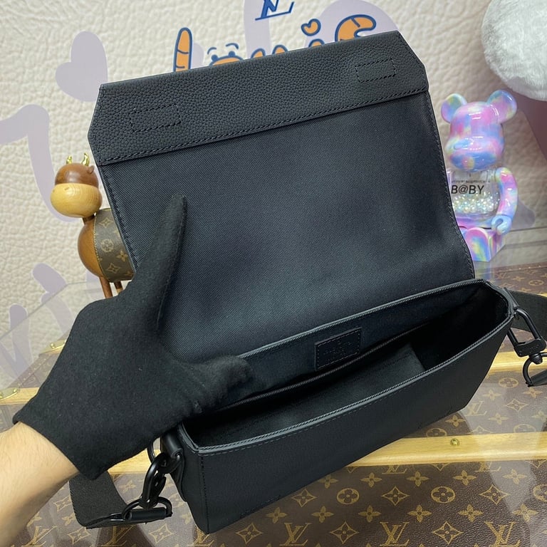 Louis Vuitton Aerogram Takeoff Messenger PM Black M24769 - 3