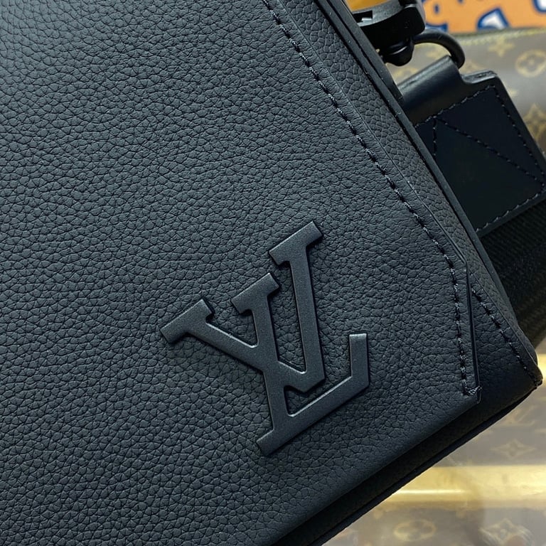 Louis Vuitton Aerogram Takeoff Messenger PM Black M24769 - 7