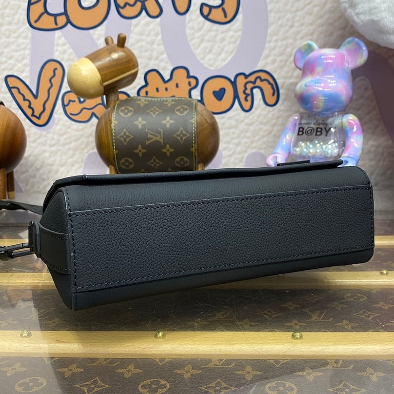 Louis Vuitton Aerogram Takeoff Messenger PM Black M24769 - 8