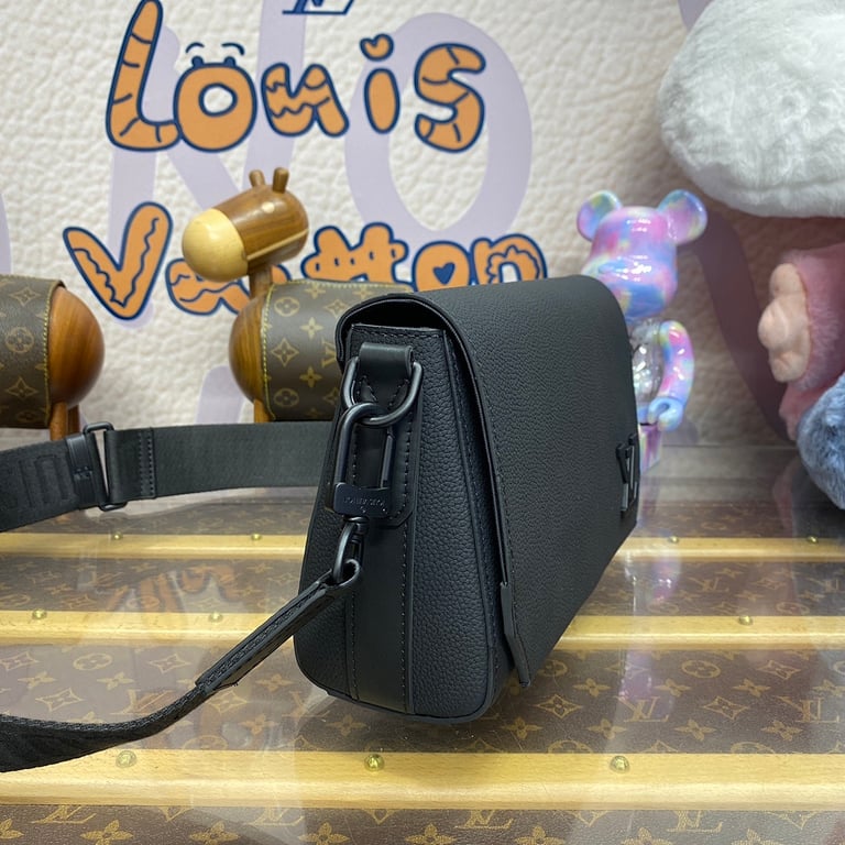 Louis Vuitton Aerogram Takeoff Messenger PM Black M24769 - 9