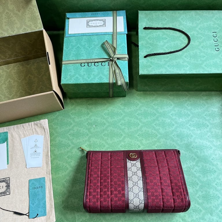 Gucci GG Supreme Quilted Clutch Red and Beige - 2