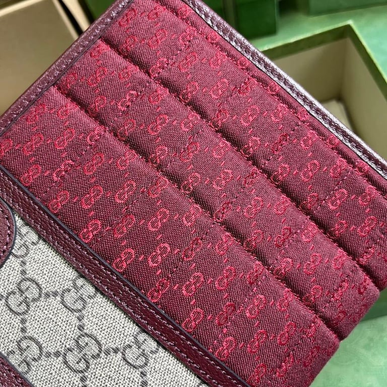 Gucci GG Supreme Quilted Clutch Red and Beige - 4