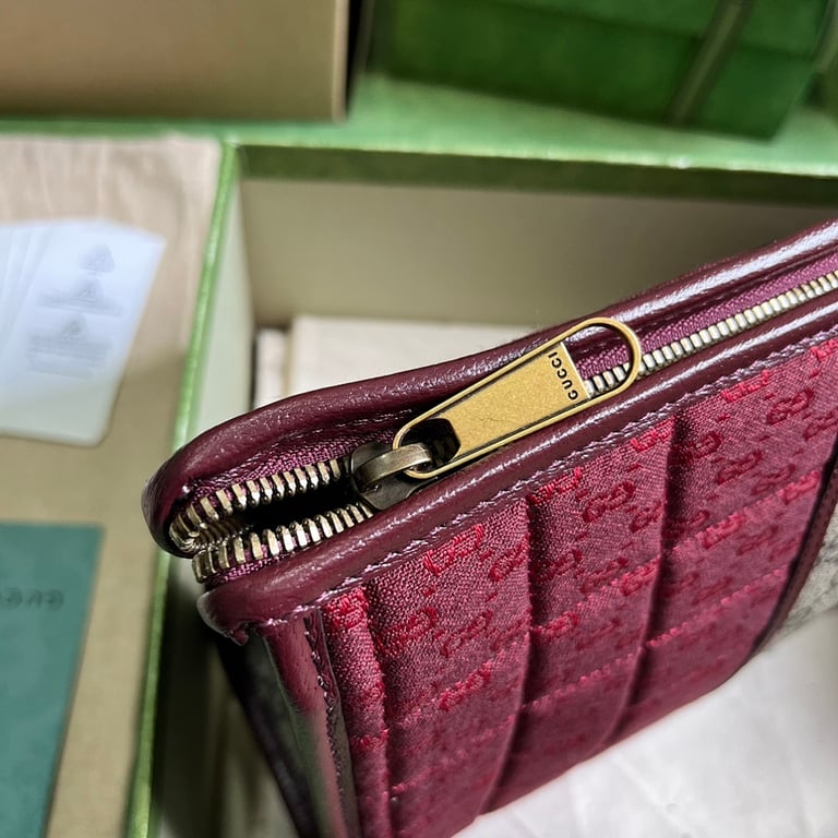 Gucci GG Supreme Quilted Clutch Red and Beige - 5
