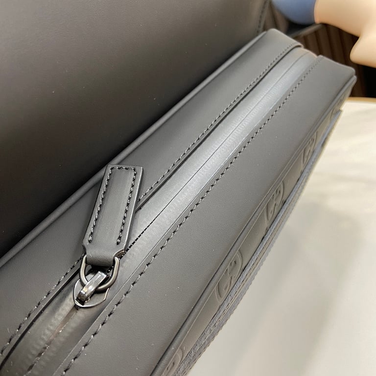 Gucci GG Rubber-Effect Messenger Bag Black - 3