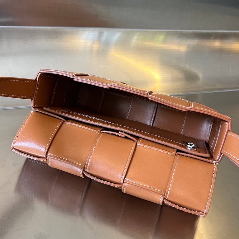 Bottega Veneta Cassette Bag Brown Contrast Stitching - 4