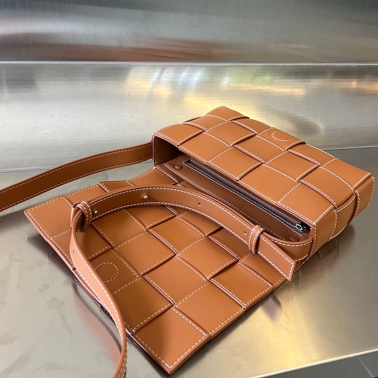 Bottega Veneta Cassette Bag Brown Contrast Stitching - 5