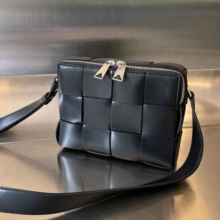 Bottega Veneta Cassette Camera Bag Black - 4