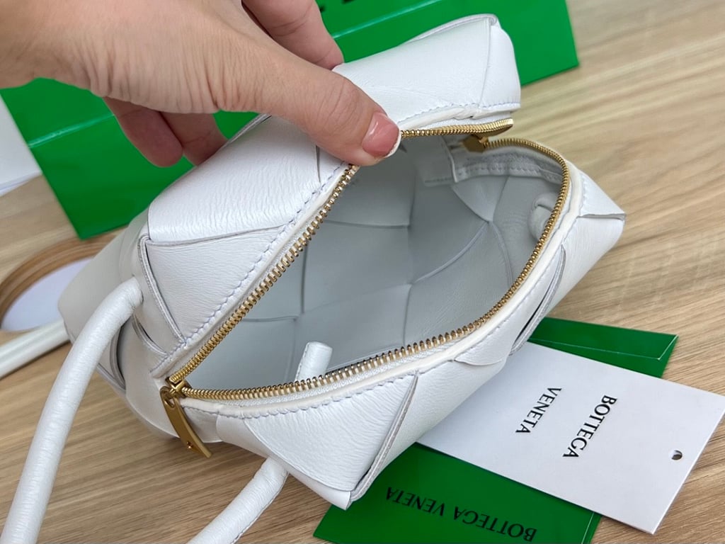 Bottega Veneta Cassette Camera Bag White 701915 - 3