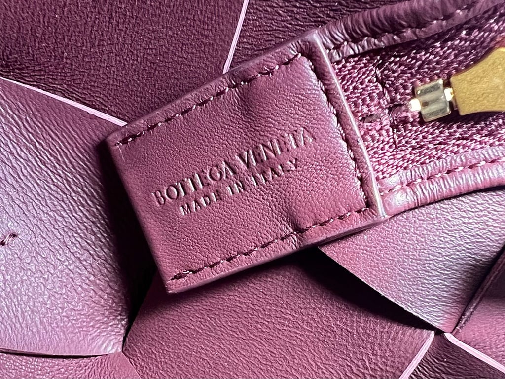Bottega Veneta Cassette Camera Bag Burgundy - 2