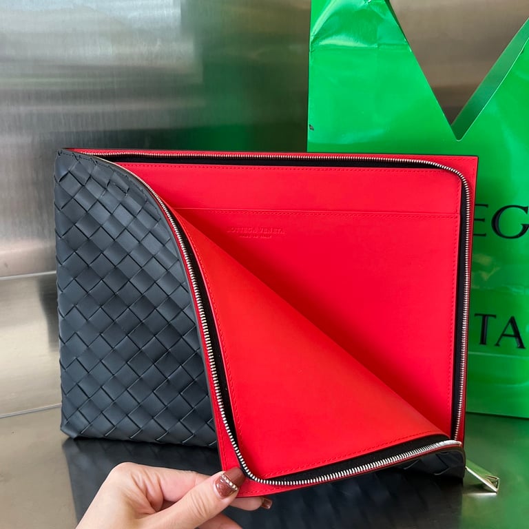 Bottega Veneta Intrecciato Clutch 607479 Black/Red
