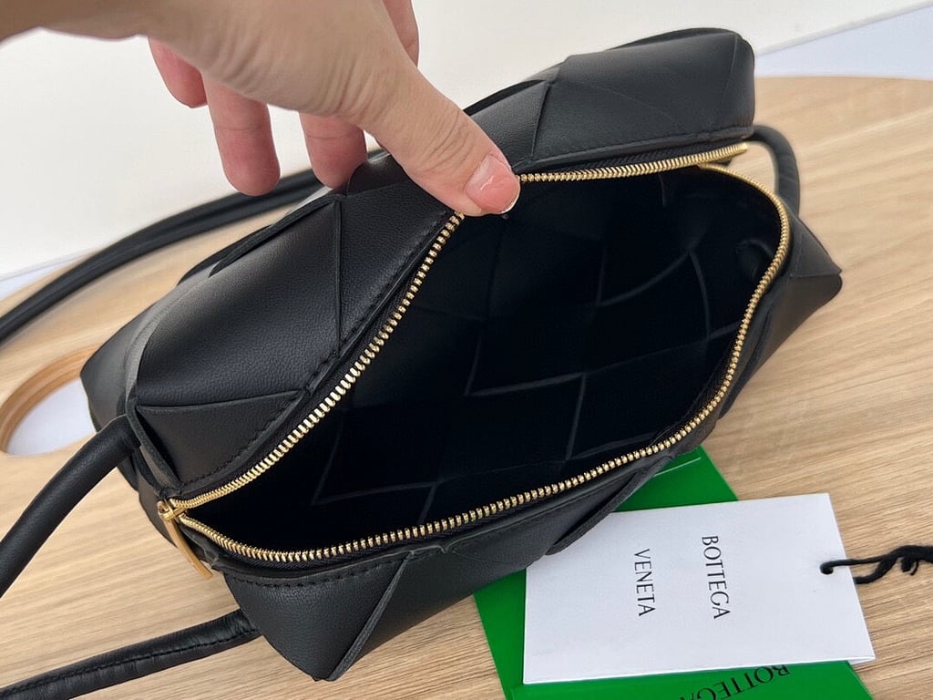 Bottega Veneta Cassette Camera Bag Black - 4