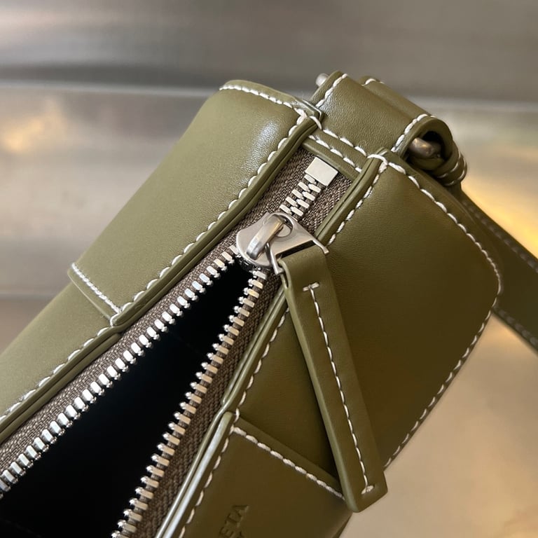Bottega Veneta Cassette Cylinder Bag Green - 3