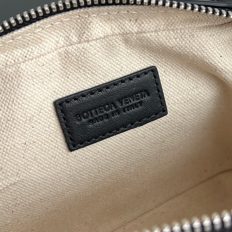 Bottega Veneta Intrecciato Small Toiletry Case Black - 2