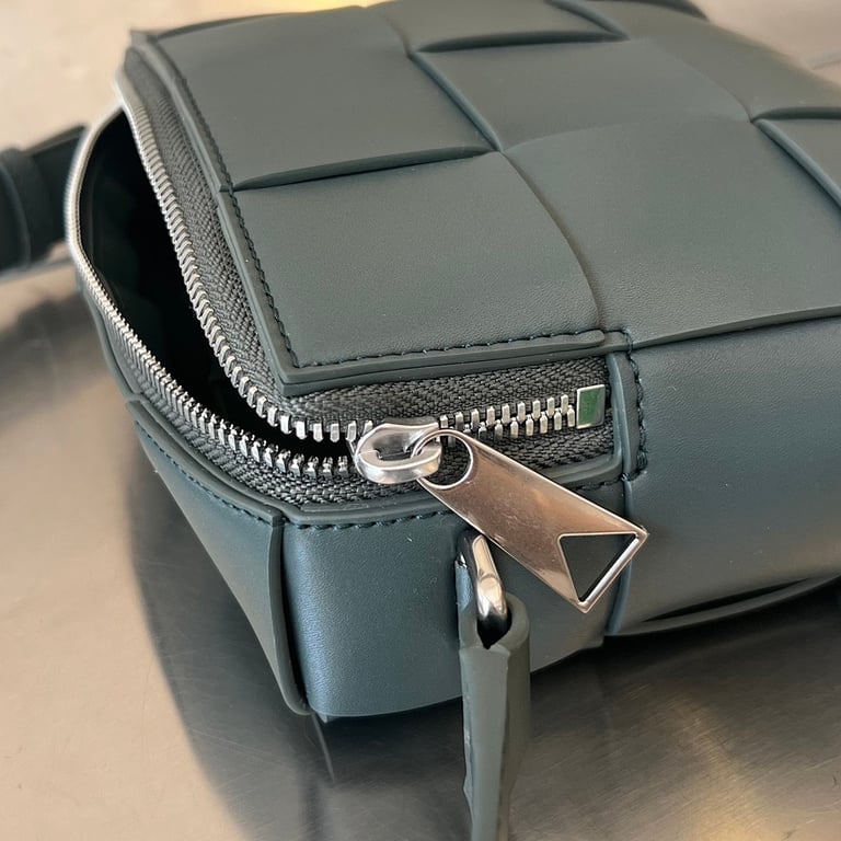 Bottega Veneta Cassette Camera Bag Dark Green - 2
