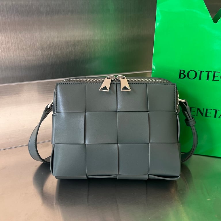 Bottega Veneta Cassette Camera Bag Dark Green - 9