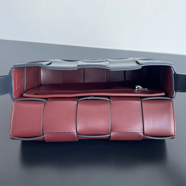 Bottega Veneta Cassette Urban Leather Black/Burgundy - 5