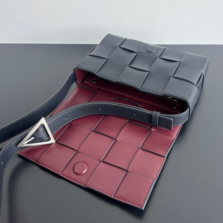 Bottega Veneta Cassette Urban Leather Black/Burgundy - 6