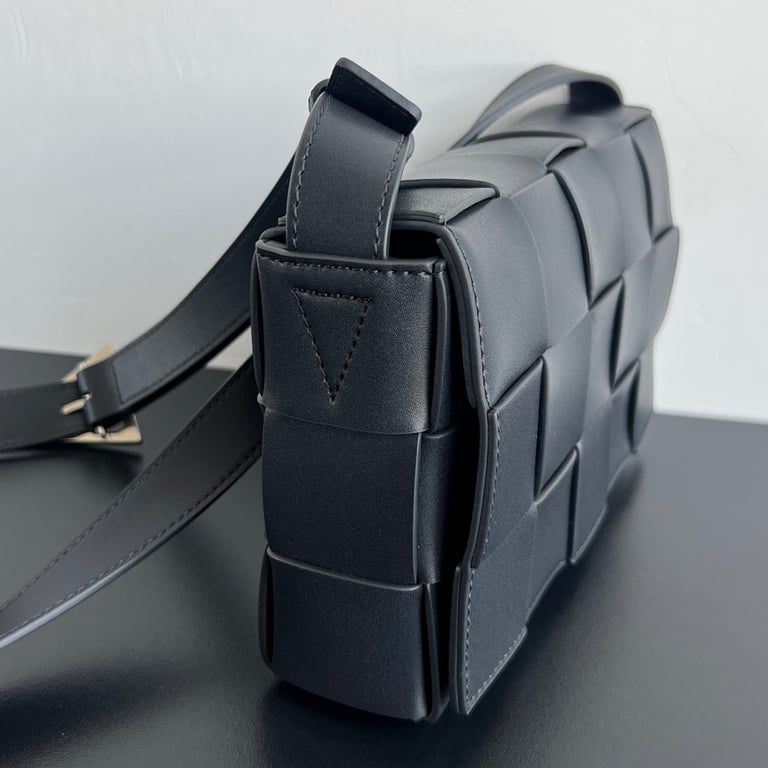Bottega Veneta Cassette Urban Leather Black/Burgundy - 8