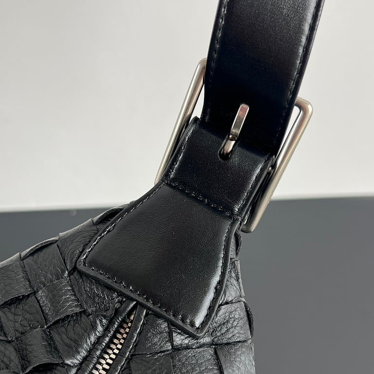 Bottega Veneta Traveller Hobo Bag Black - 4
