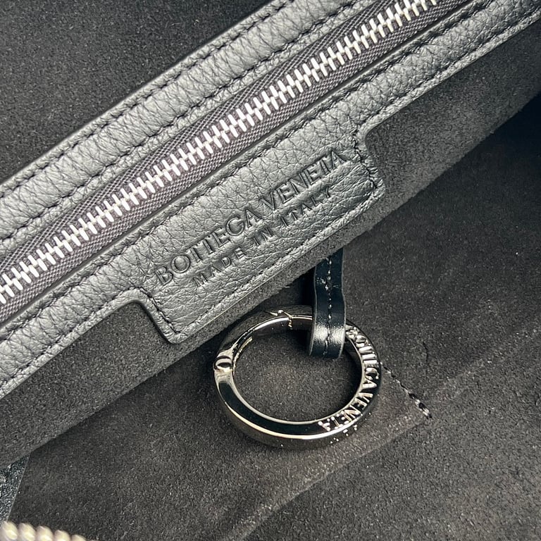 Bottega Veneta Traveller Hobo Bag Black - 3