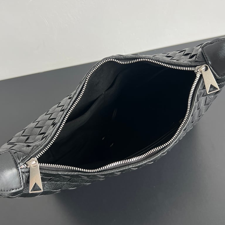 Bottega Veneta Traveller Hobo Bag Black - 6