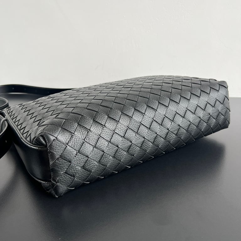 Bottega Veneta Traveller Hobo Bag Black - 8