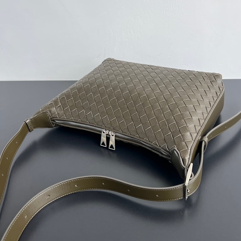Bottega Veneta Traveller Intrecciato Hobo Bag - 7