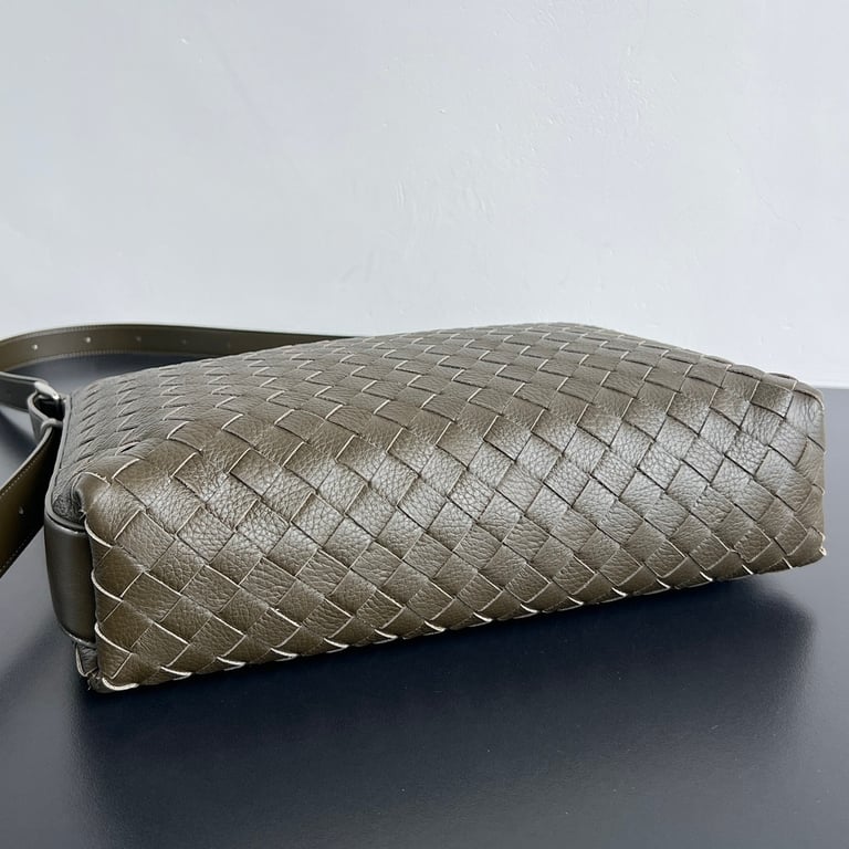 Bottega Veneta Traveller Intrecciato Hobo Bag - 8