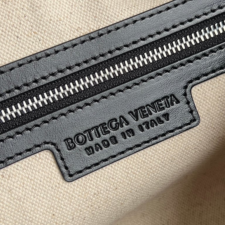 Bottega Veneta Intrecciato Camera Bag Black 755923 - 3