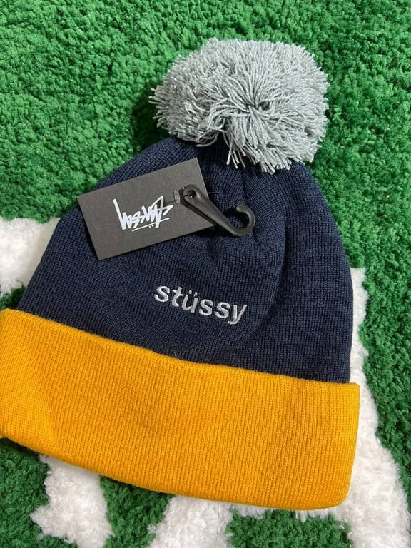 Stüssy Helvetica Pom Beanie - 13