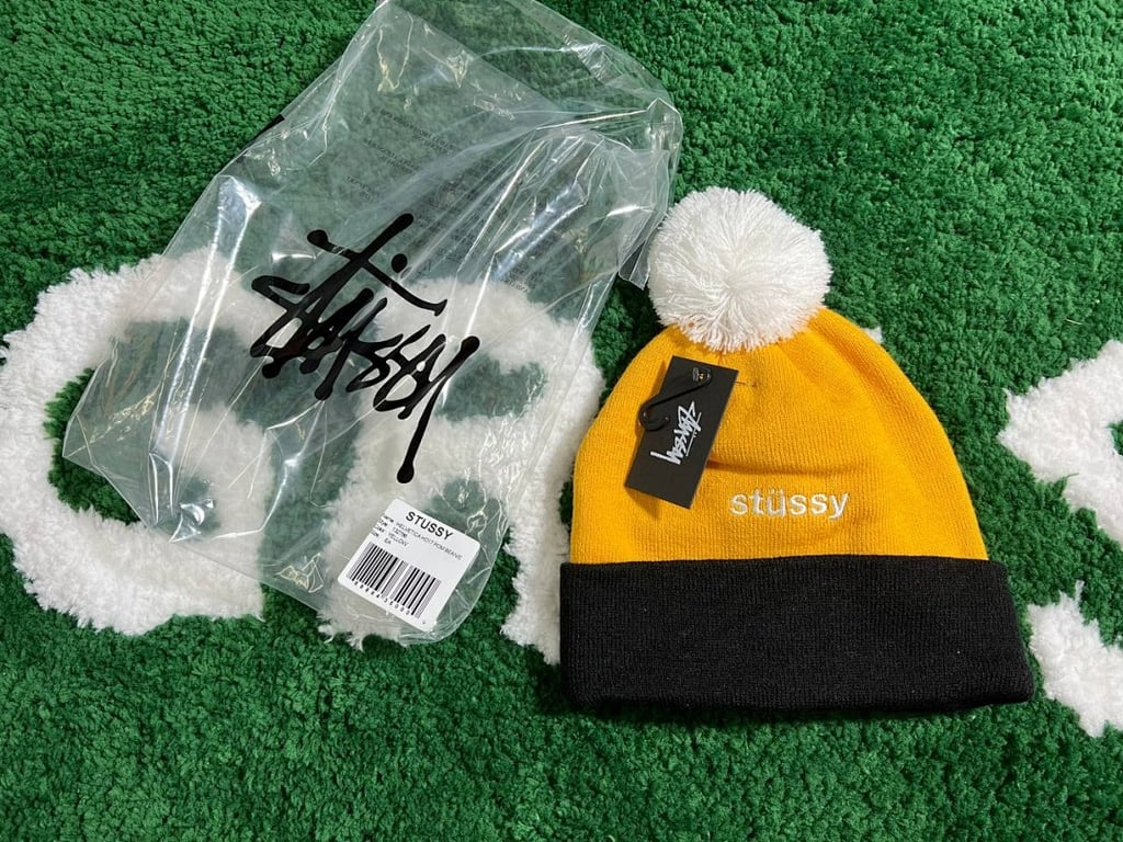 Stüssy Helvetica Pom Beanie - 3