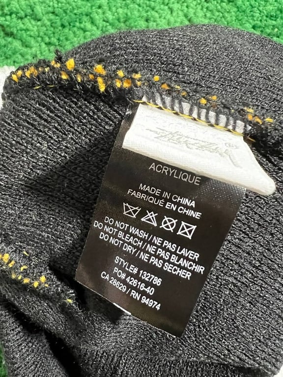Stüssy Helvetica Pom Beanie - 22