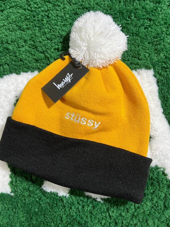 Stüssy Helvetica Pom Beanie - 4