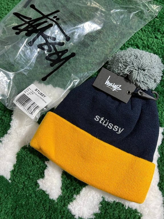 Stüssy Helvetica Pom Beanie - 8