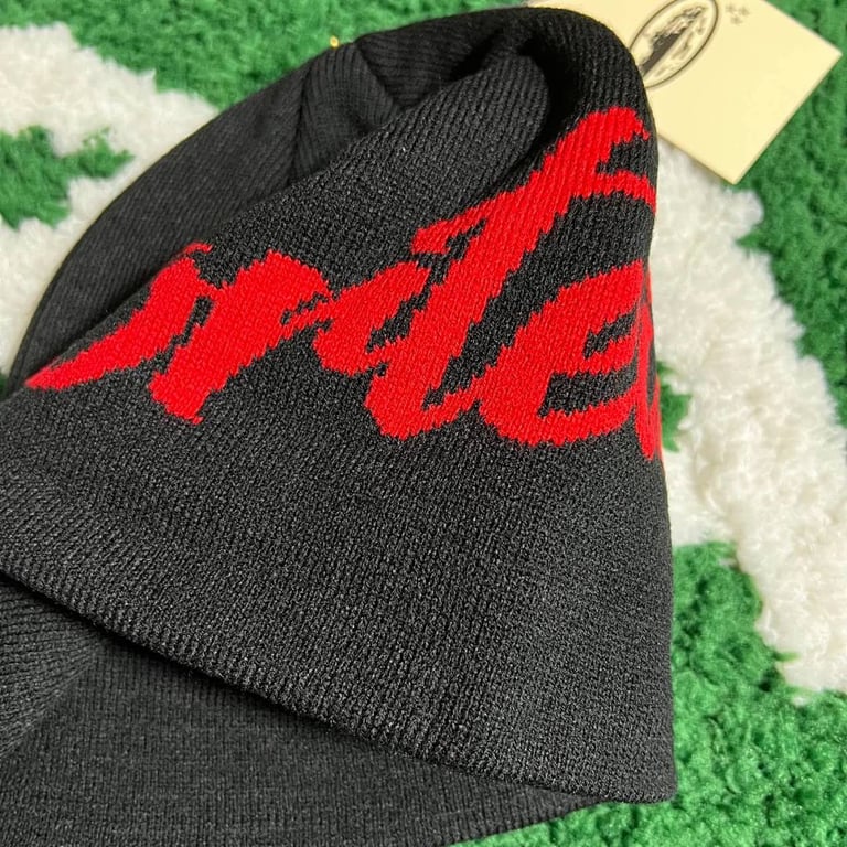Corteiz Script Logo Beanie Black/Red - 3