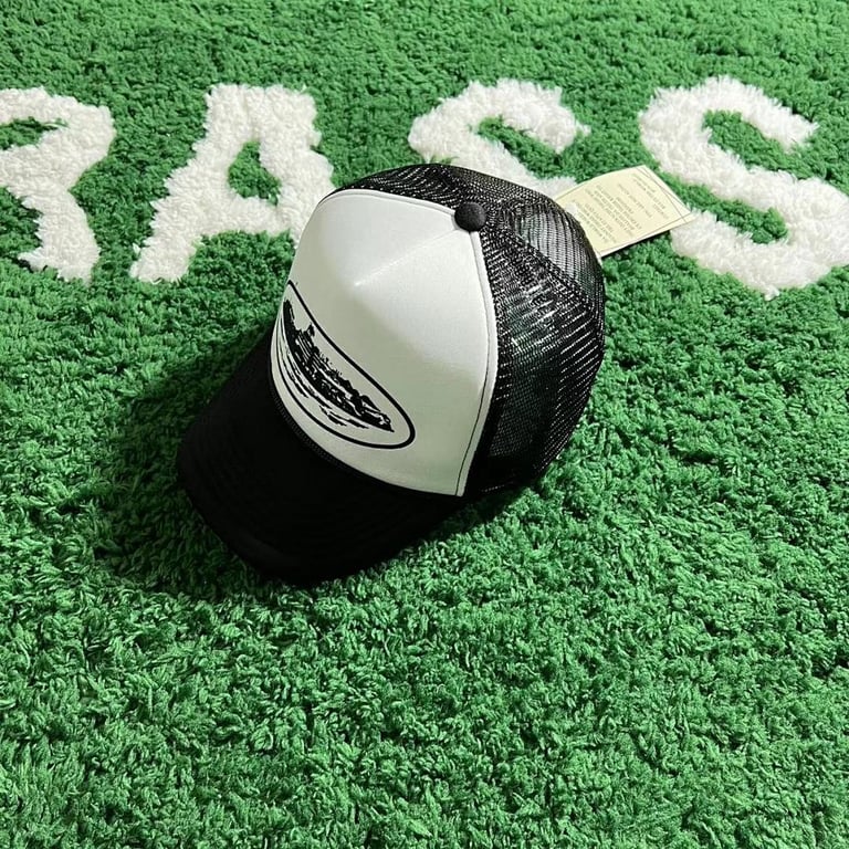 Corteiz Alcatraz Trucker Hat White Black - 9
