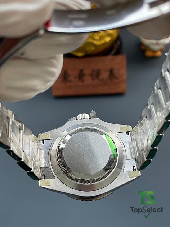 Rolex Submariner Date Green Bezel - 4