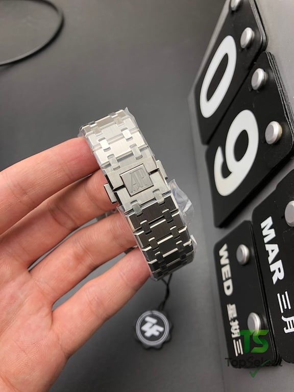 Audemars Piguet Royal Oak 15500 White Dial - 2