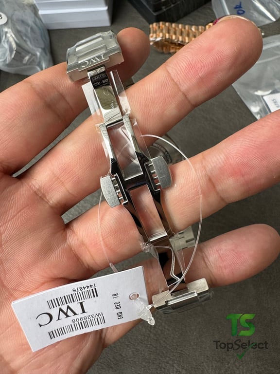 IWC Ingenieur Automatic 40 Green Dial - 12