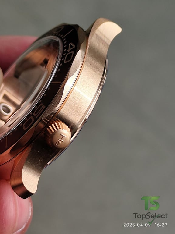 Omega Seamaster 300m 007 Bronze Gold Burgundy - 3