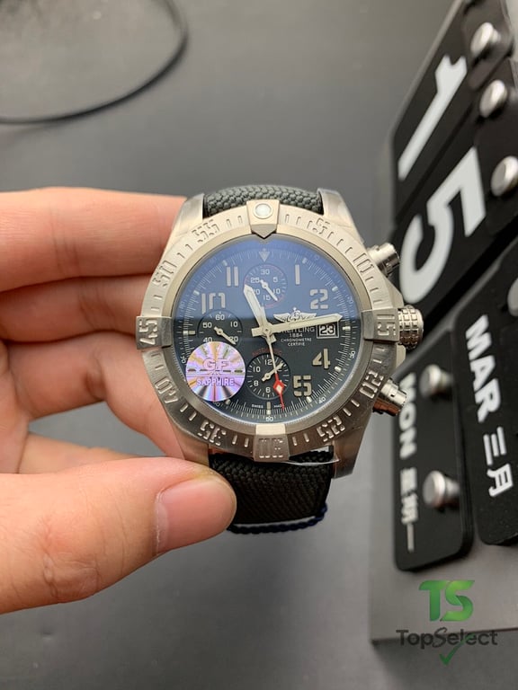 Breitling Avenger Chronograph E13383