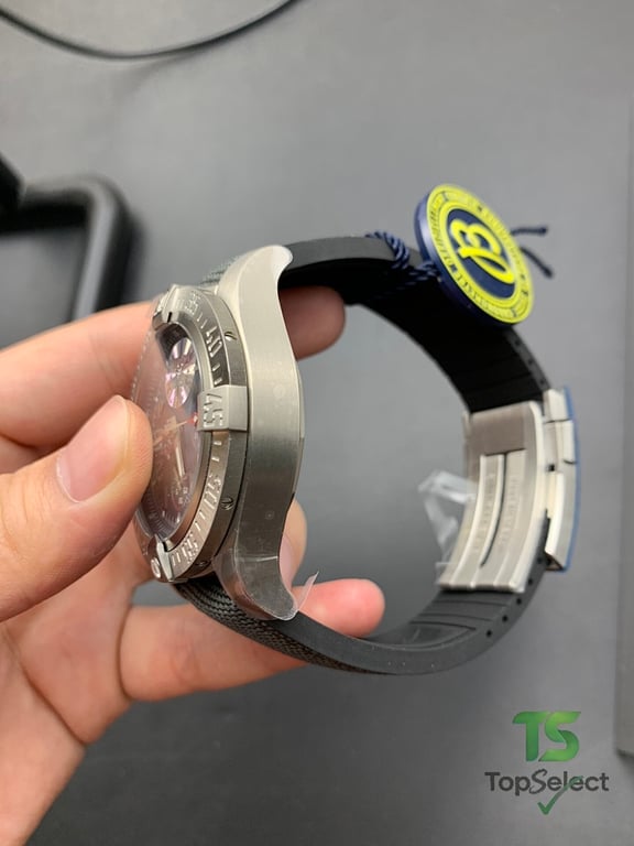Breitling Avenger Chronograph E13383 - 4