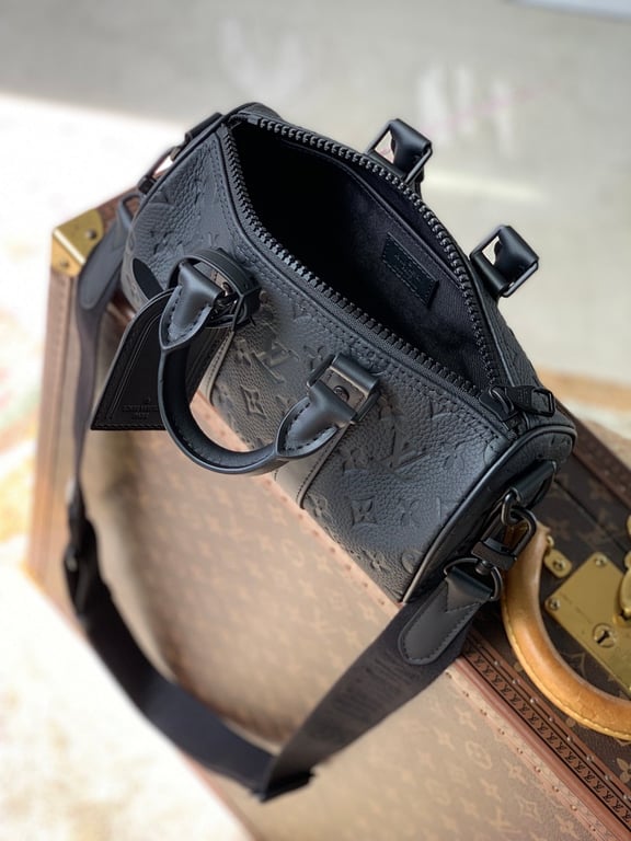 Louis Vuitton Keepall Bandoulière 25 Black Taurillon Monogram - 2
