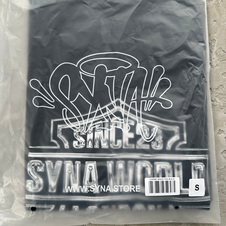 Syna World Badge Graphic Tee Black - 5