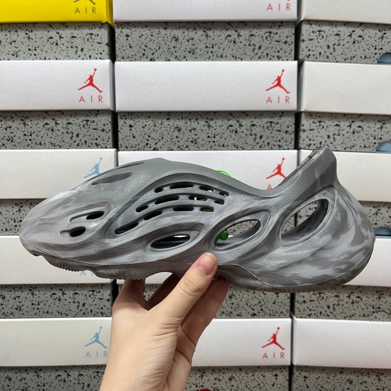 Yeezy Foam Runner MX Cinder Grey - 2