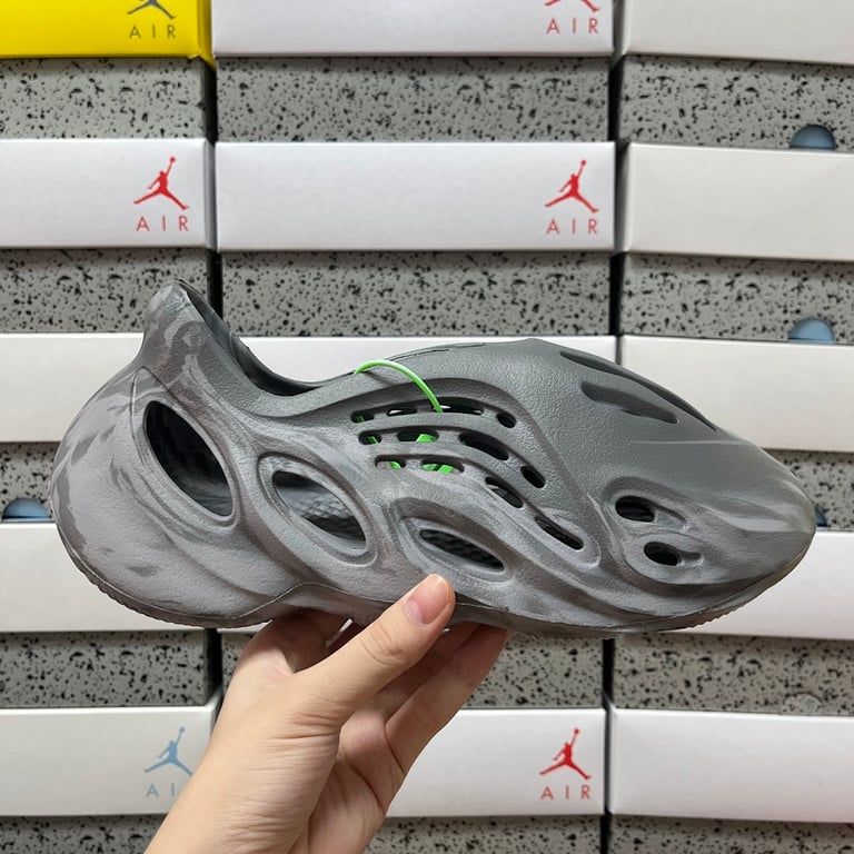 Yeezy Foam Runner MX Cinder Grey - 9
