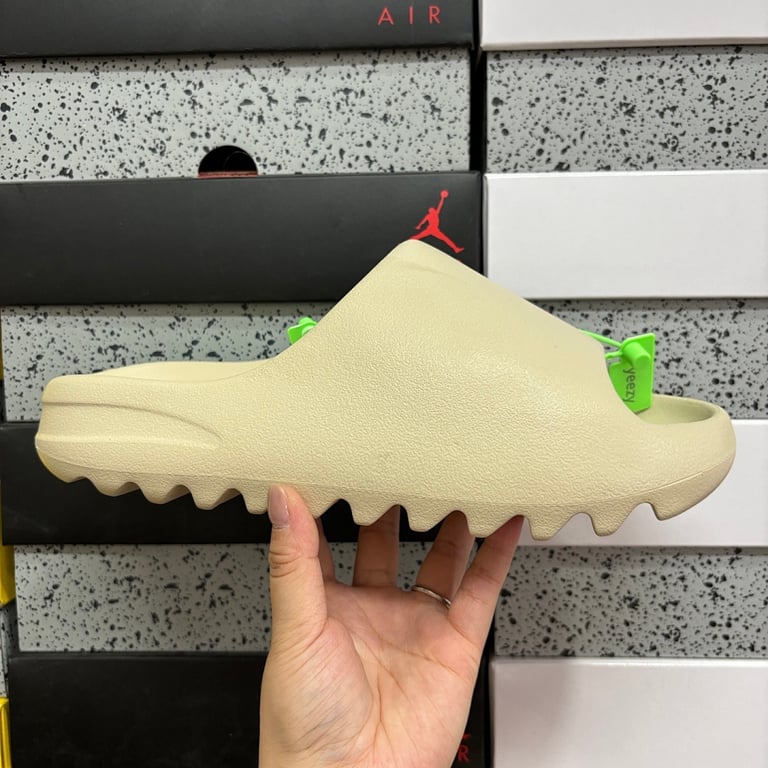 Yeezy Slide Bone FZ5897 - 9