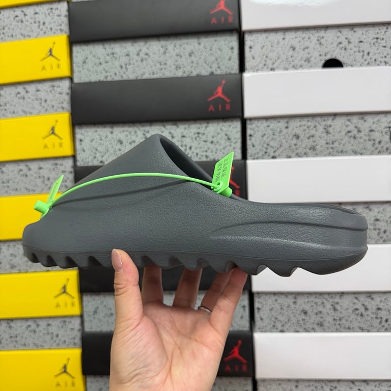 Yeezy Slide Granite - 2